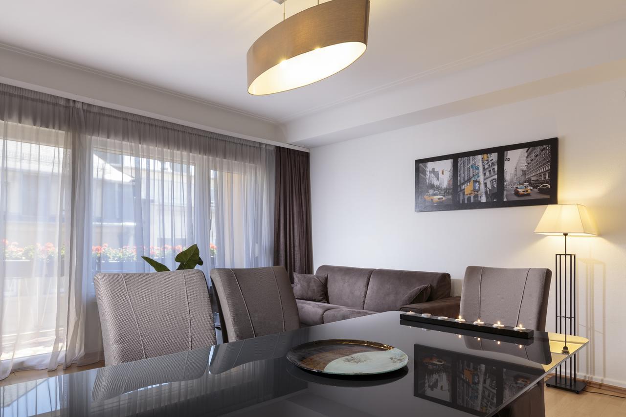 The Queen Luxury - Carlotta Luxemburg